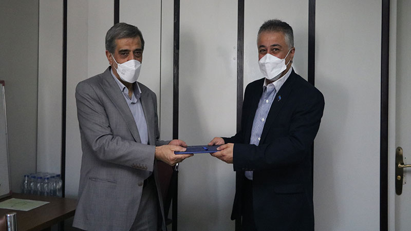 تقدیر از دکتر مطلبی، عضو کمیسیون تخصصی علوم دامپزشکی هیات ممیزه سازمان تات