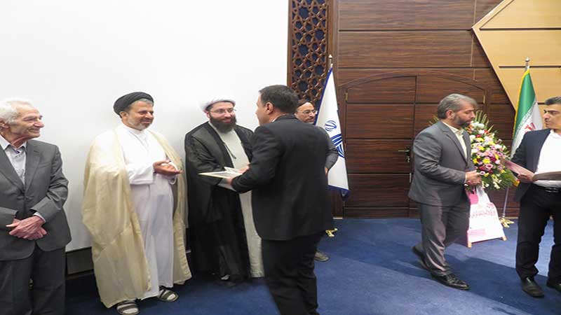 تعطیلی کشتارگاه طیور و تقدیر از مسئول فنی وظیفه شناس در مراسم روز ملی دامپزشکی در قم