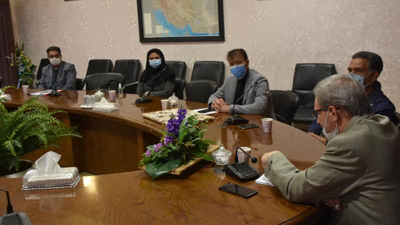 لازم است داروخانه های دامپزشکی بر اساس داروی تجویز شده، نسخه پیچی کنند و در این زمینه، بخش دولتی نظارت لازم را داشته باشد