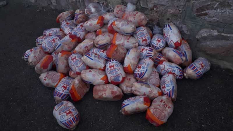 کشف و ضبط بیش از 200 کیلو گرم گوشت مرغ غیر قابل مصرف از یک تالار پذیرایی در کردستان